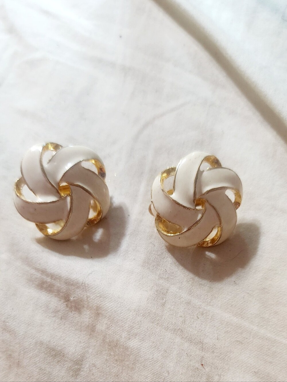 Vintage Sarah Coventry White and Gold Knot Stud Clip On Earrings - Women Jewelry
